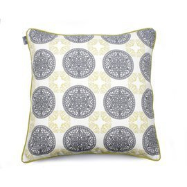 Poduszka dekoracyjna z wkładem Ornaments Green 60 x 60 cm We Love Beds