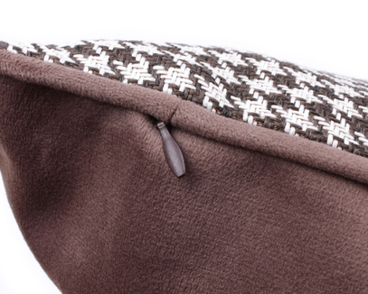 Poduszka dekoracyjna z wkładem Chek Dark Chocolate brąz 60 x 60 cm  We Love Beds