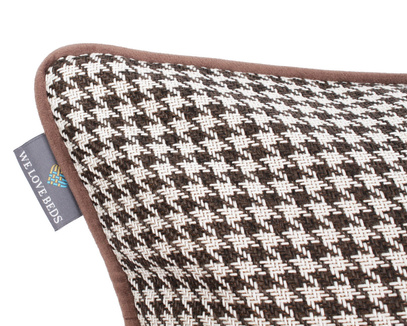 Poduszka dekoracyjna z wkładem Chek Dark Chocolate brąz 60 x 60 cm  We Love Beds