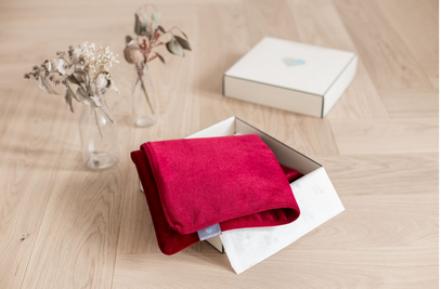 Poduszka dekoracyjna z wkładem Elegant Burgundy 40 x 60 cm  We Love Beds