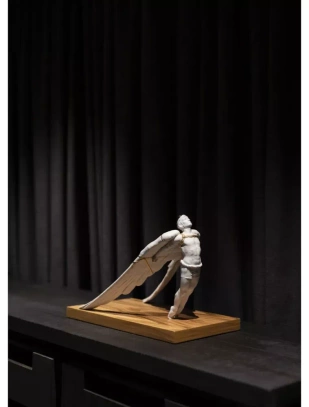 Figura porcelanowa Icarus 28 x 38x27 cm Lladro 