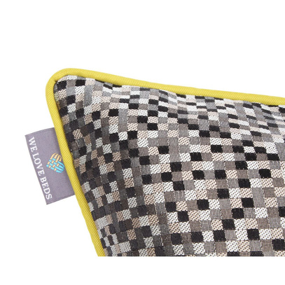 Poduszka dekoracyjna z wkładem Mosaic 40 x 60 cm  We Love Beds